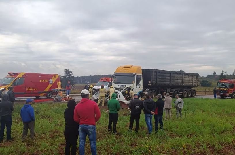 Colisão entre carro e carreta deixa dois mortos e três feridos graves em Cianorte