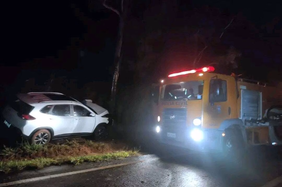 Mulher fica ferida após carro bater contra árvore na PR-218 em Querência do Norte