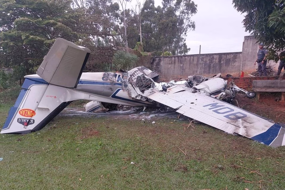 Acidente aéreo mata duas pessoas e deixa uma terceira ferida em Marília