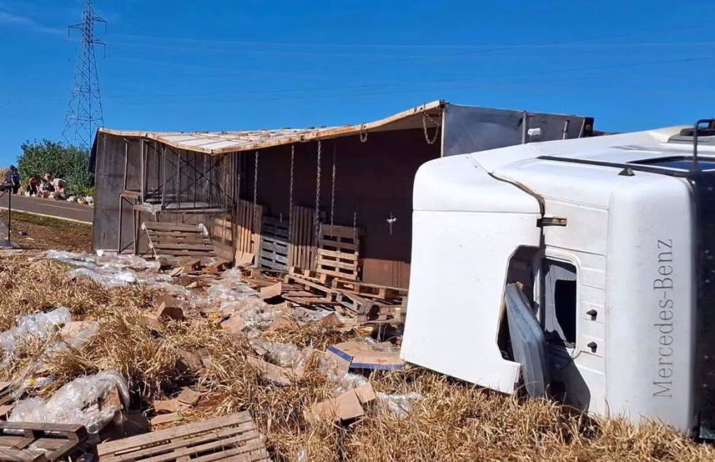 Caminhão tomba na PR-473 e carga é saqueada por indígenas em Nova Laranjeiras