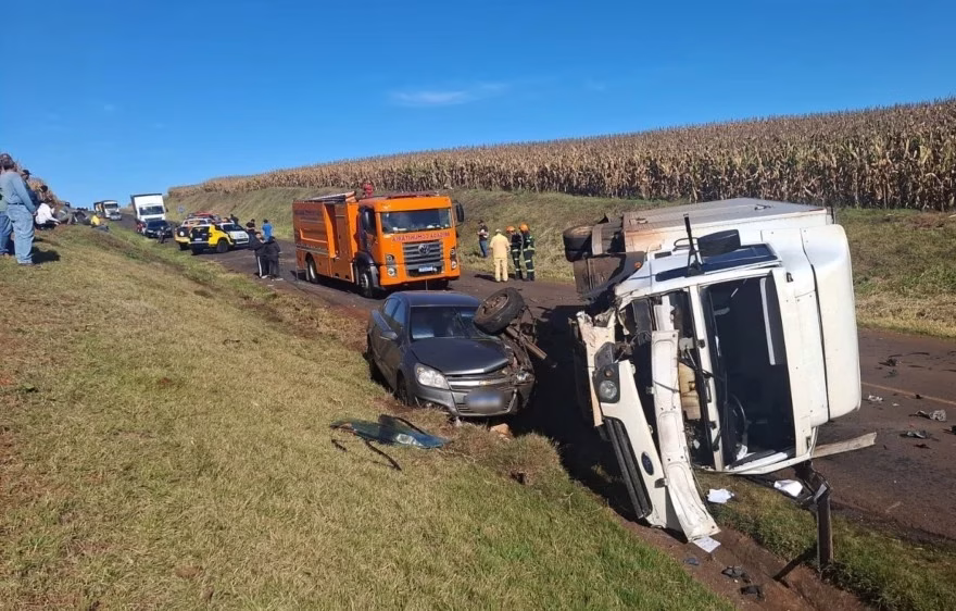 Colisão entre dois carros e um caminhão deixa homem morto na PR-239