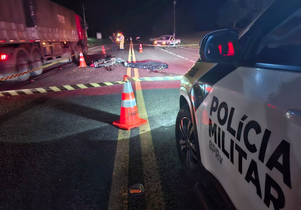 Jovem de 22 anos morre após moto atingir traseira de caminhão na PR-182