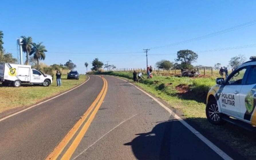Mulher morre e duas pessoas ficam feridas após capotamento na PR-218